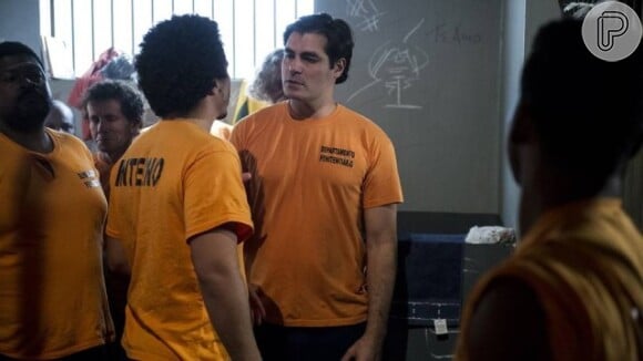 Marcos (Thiago Lacerda) aproveita uma rebelião para fugir da cadeia, em 'Alto Astral'