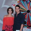 Isabella Santoni e Rafael Vitti foram juntos à festa dos 50 anos da Globo