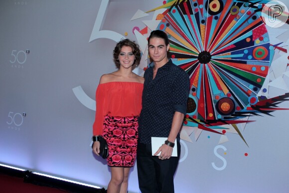Isabella Santoni e Rafael Vitti foram juntos à festa dos 50 anos da Globo