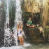 Flávia Alessandra toma banho de cachoeira em Israel com a mãe, Raquel