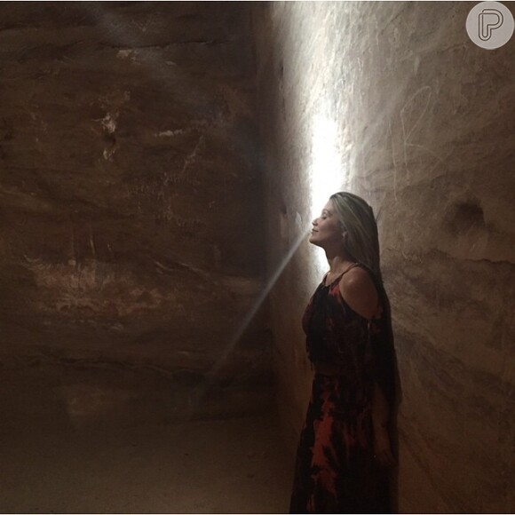 Flávia Alessandra posa em uma caverna na Jordânia