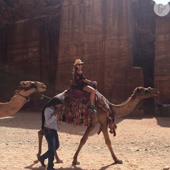 Flávia Alessandra faz passeio de camelo na Jordânia