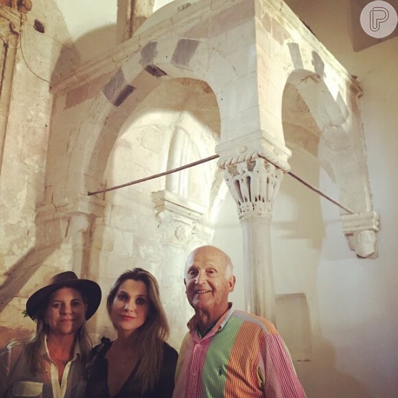 Flávia Alessandra posa com os pais no local onde ocorreu a Última Ceia de Cristo