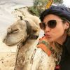 Flávia Alessandra posa ao lado de um camelo durante sua viagem ao Oriente Médio