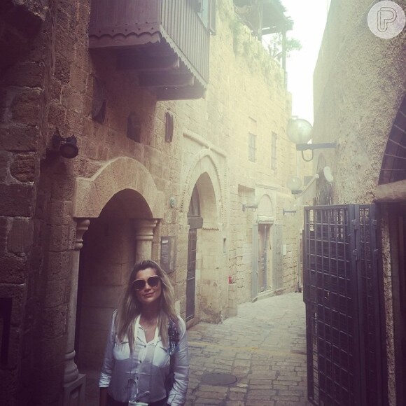 Flávia Alessandra visita ruas históricas de Jerusalém