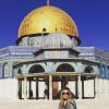 Flávia Alessandra também tirou foto ao lado da Cúpula da Rocha, em Jerusalém