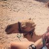Flávia Alessandra faz selfie com camelo no Oriente Médio