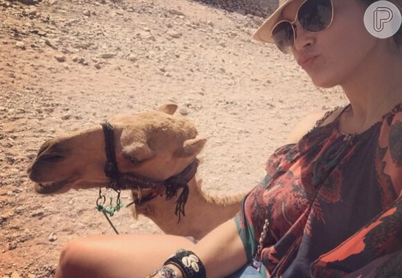 Flávia Alessandra faz selfie com camelo no Oriente Médio