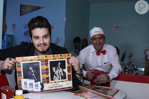 Luan Santana mostrou a decoração temática da hamburgueria em São Paulo, em homenagem ao seu DVD acústico