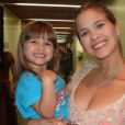A pequena Malu, filha de Luiza Valdetaro, tem os mesmos traços e o sorriso da atriz
