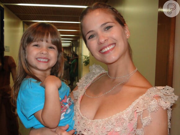A pequena Malu, filha de Luiza Valdetaro, tem os mesmos traços e o sorriso da atriz