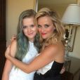 A atriz Reese Witherspoon impressionou pela semelhança com a filha Ava, de 16 anos, ao postar a foto das duas no Instagram  atriz Reese Witherspoon impressionou os internautas ao postar uma foto ao lado da filha de 16 anos, Ava Elizabeth Phillipe 