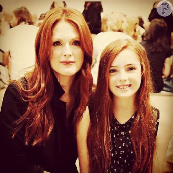 Liv Helen, filha da atriz Julianne Moore, herdou inclusive os cabelos ruivos da sua mãe