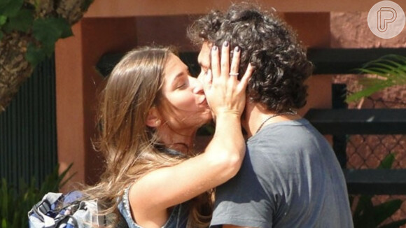 Na novela 'Flor do Caribe', Lino (José Henrique Ligabue) tem beijo roubado por Carol (Maria Joana)