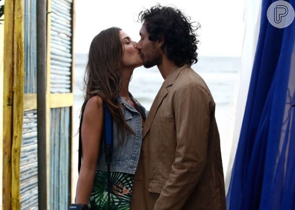 Depois do sucesso do desfile de biquinis, Carol (Maria Joana) rouba um beijo de Lino (José Henrique Ligabue), em 'Flor do Caribe'