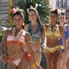 As moças de Vila dos Ventos desfilam com biquinis produzidos por Lino (José Henrique Ligabue), em 'Flor do Caribe'