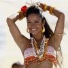 Nicole (Cinara Leal) exibe sua boa forma no desfile de biquinis, em 'Flor do Caribe'