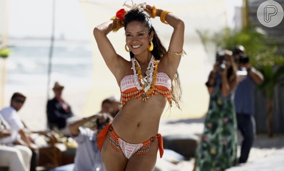 Nicole (Cinara Leal) exibe sua boa forma no desfile de biquinis, em 'Flor do Caribe'
