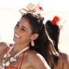Zuleika (Gisele Alves) faz pose com sorrisão na passarela, em 'Flor do Caribe'