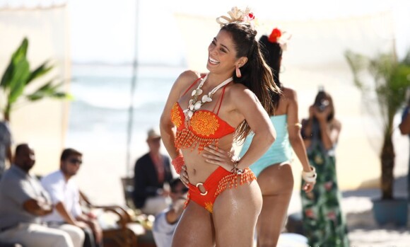 Zuleika (Gisele Alves) faz pose com sorrisão na passarela, em 'Flor do Caribe'