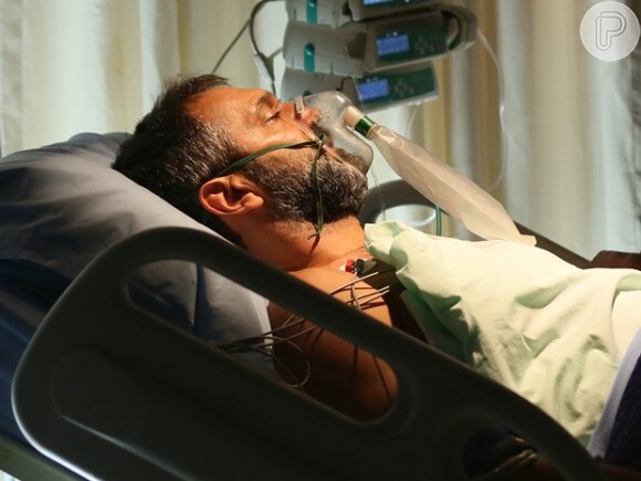 Miguel (Domingos Montagner) fica entre a vida e a morte após doar parte de seu fígado para salvar a vida de Felipe (Michel Noher)