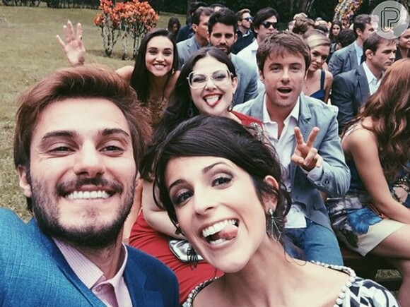 Hugo Bonemer faz selfie com os colegas de elenco em clima de despedida de 'Alto Astral'
