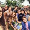 Débora Nascimento também fez sua selfie de despedida com os colegas de elenco nos bastidores de gravação do casamento de Laura (Nathalia Dill) e Caíque (Sergio Guizé), em 'Alto Astral'