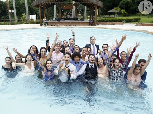 Após o pulo coletivo na piscina, os atores posam para foto de despedida da novela 'Alto Astral'