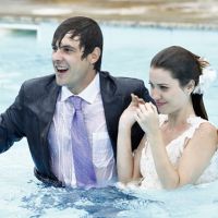 'Alto Astral': elenco pula na piscina após gravar o casamento de Laura e Caíque