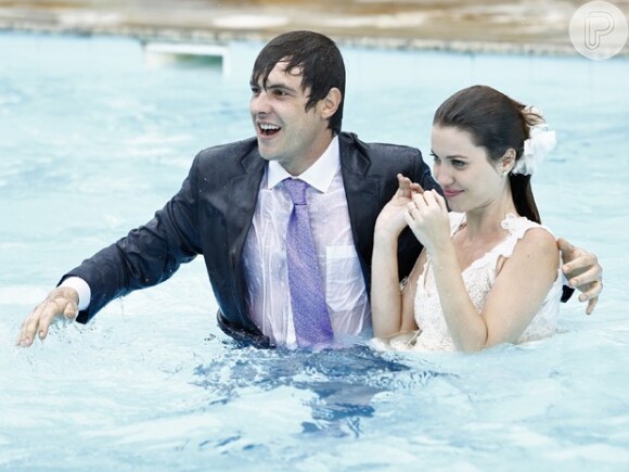 Nathália Dill e Sergio Guizé se jogam na piscina após com os colegas de elenco após gravação do casamento de Laura e Caíque, em 'Alto Astral', em 6 de maio de 2015