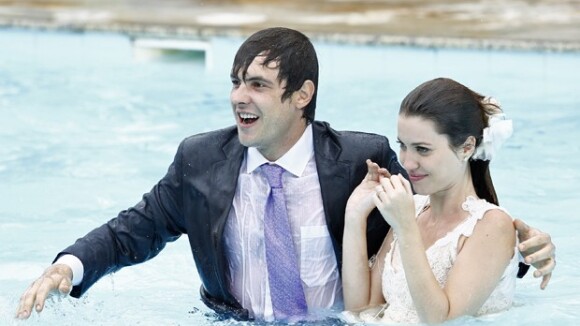 'Alto Astral': elenco pula na piscina após gravar o casamento de Laura e Caíque