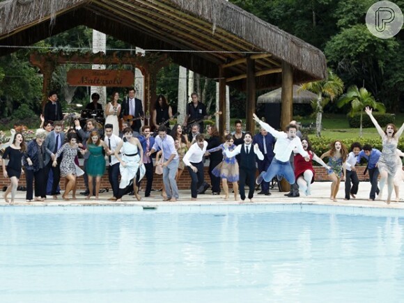 Nos bastidores de gravação do casamento de Laura (Nathalia Dill) e Caíque (Sergio Guizé), o elenco pula na piscina para celebrar o fim das gravações, em 'Alto Astral'