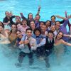 Elenco celebra a despedida de 'Alto Astral' com um pulo coletivo na piscina