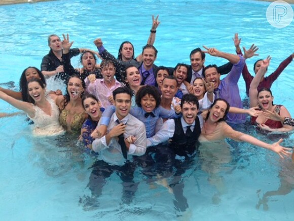 Elenco celebra a despedida de 'Alto Astral' com um pulo coletivo na piscina