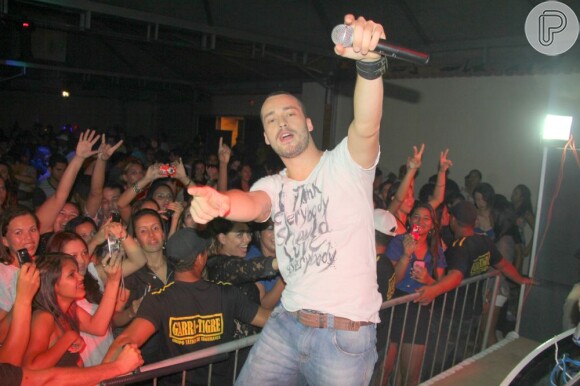 Rodrigo Andrade enlouquece as fãs em seu show no Pará
