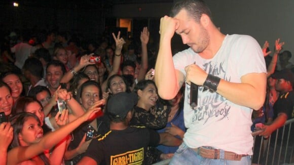 Rodrigo Andrade, também cantor sertanejo, faz dança sensual em show no Pará