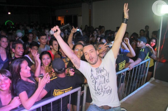 Rodrigo Andrade interage com o público em show no Pará
