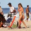 Fernanda Lima desfila barriga seca na areia da praia do Leblon, na Zona Sul do Rio
