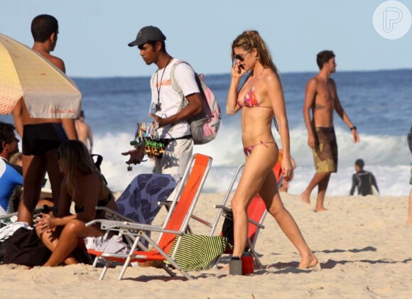 Fernanda Lima desfila barriga seca na areia da praia do Leblon, na Zona Sul do Rio