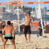 O ator Rodrigo Hilbert joga vôlei de praia no Leblon