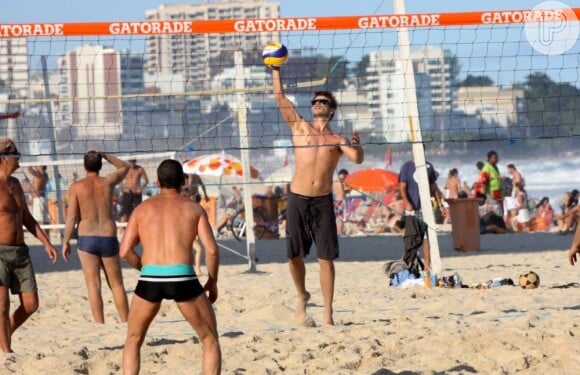 O ator Rodrigo Hilbert joga vôlei de praia no Leblon