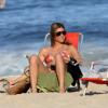 Fernanda Lima é clicada tomando sol na tarde ensolarada deste sábado (25)