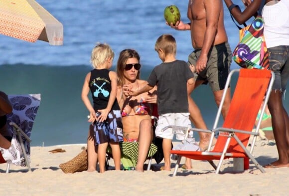 Fernanda Lima com os filhos João e Francisco na praia do Leblon