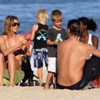 Fernanda Lima e Rodrigo Hilbert curtem praia com os filhos gêmeos no Rio