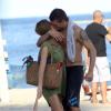 Fernanda Lima e Rodrigo Hilbert se beijam antes de deixar a praia