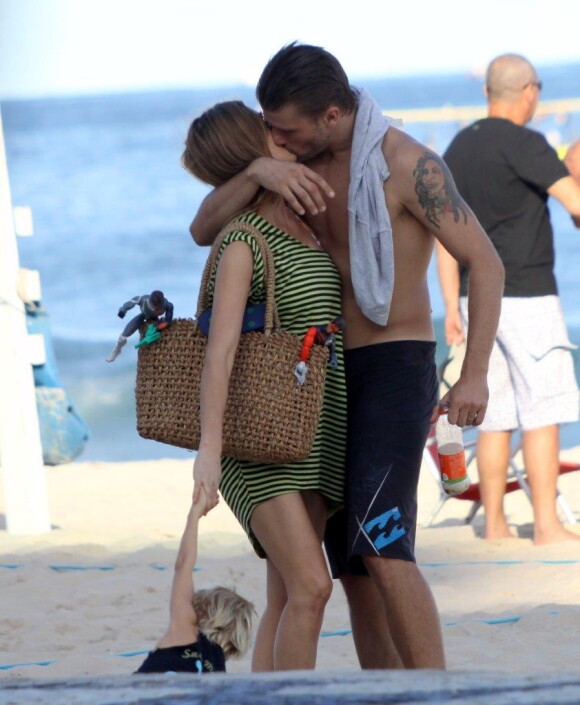 Fernanda Lima e Rodrigo Hilbert se beijam antes de deixar a praia