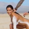 Kim Kardashian fez ensaio sensual em uma praia
