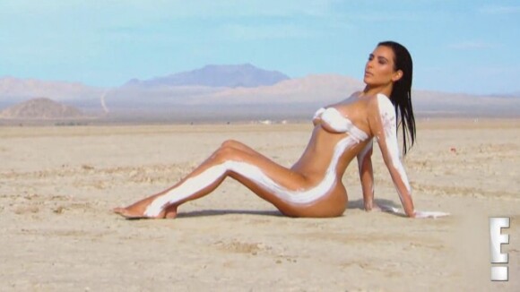 Kim Kardashian posa nua em praia e comenta doença de pele: 'Nada desconfortável'