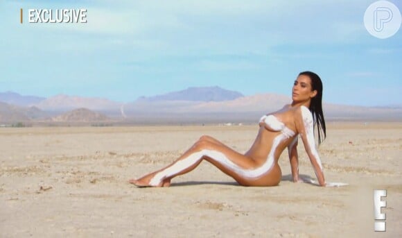 Kim Kardashian posou nua com o corpo pintado apenas por tinta branca