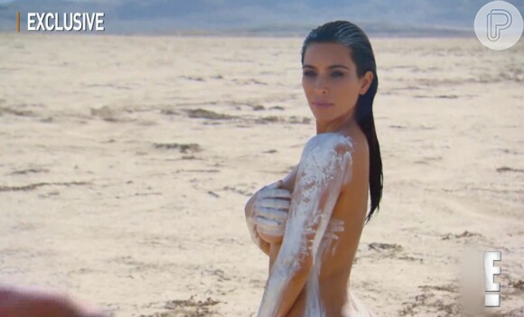 Kim Kardashian foi clicada nua em ensaio de fotos feita em uma praia